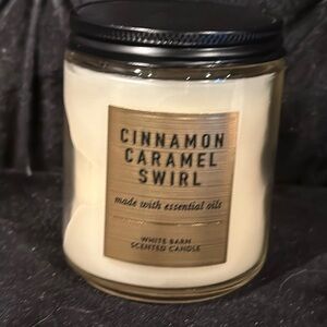 Cinnamon caramel swirl candle ￼